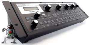 MOOG Slim Phatty Analog Synthesizer Desktop + Neuwertig + OVP + 1,5J Garantie - Bild 1 von 9