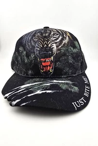 Cappello Berretto Attitude Grizzly Bear Just Bite Me Artiglio Orlo Marcato Uomo NUOVO VINTAGE - Foto 1 di 5
