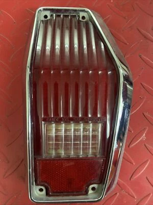 雪佛兰 Vega 右尾灯 1971 Vega 乘客尾灯镜头和铬 Beza — 第 1/4 张图片