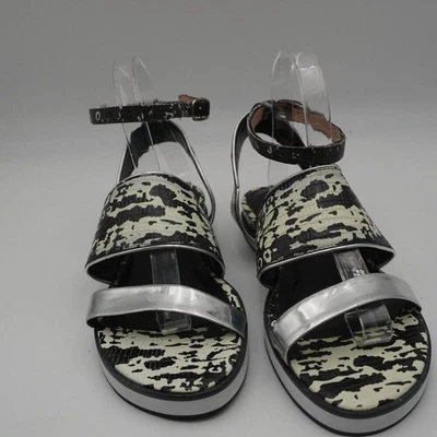 Pour La Victoire Sabina Ankle Strap Flat Sandals, Black/white/silver Size 7. Foto 1 de 4