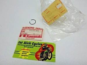 NOS Kawasaki 92036-004 Piston Pin Circlip H1 H2 A1 A7 F3 F4 JS KH KX KDX OEM - Imagen 1 de 3