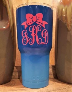 Vaso con recubrimiento en polvo personalizado con calcomanía clásica con monograma de arco. Elige colores. - Imagen 1 de 5