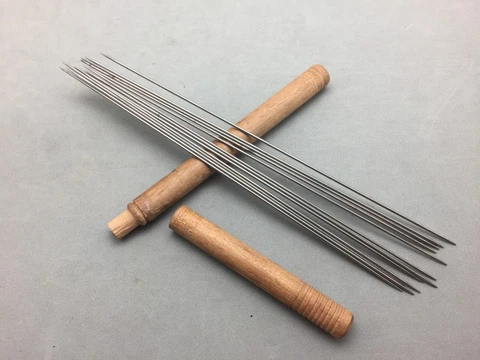 Redditch England Set 12 Cast Steel Knitting Needle 2mm Wood Case 9.5" Antique Cover