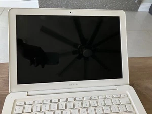 Apple MacBook A1342 13.3", 2010, Core 2 Duo 2.26GHz, 2GB RAM, No HDD MC516LL/A - Picture 1 of 13