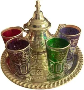 Teiera marocchina 350 ml incisa in ottone + vassoio dorato e 4 bicchieri da Fès - Foto 1 di 6