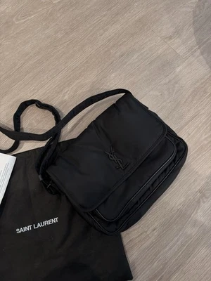 Bolso Mensajero Saint Laurent Niki Nylon (Originalmente $2,700) Foto 1 de 4