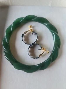 Pair of green screw back hoop earrings and matching plastic bracelet vintage - Picture 1 of 5