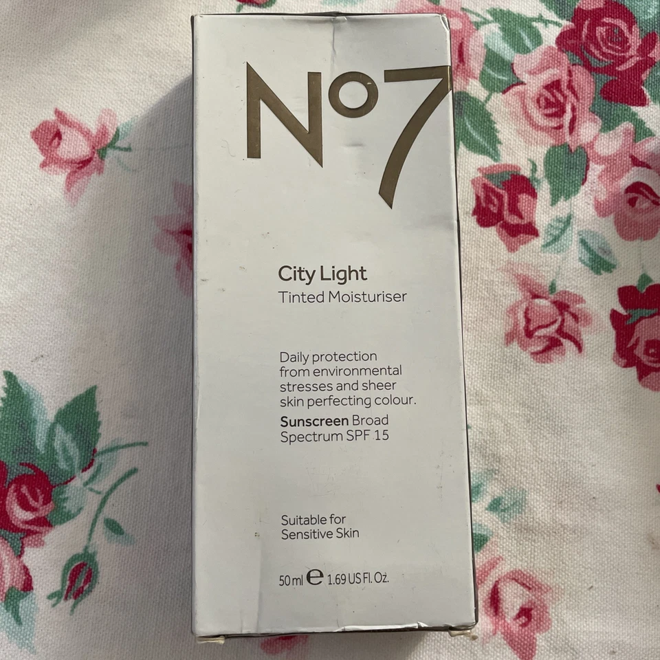 Botas Nº7 City Crema Hidratante Tintada Ligera FPS15 MEDIO/OSCURO Sellado Interior EXP LEER Foto 1 de 4