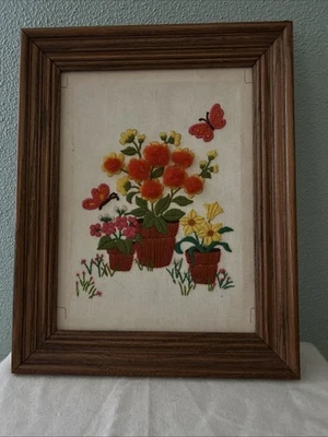 Macetas de flores coloridas bordadas crewel vintage mariposas enmarcadas 8 x 10 Foto 1 de 4