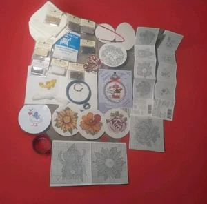 Posten Kreuzstich Zubehör Verschiedenes: Mini Muster, Stoff, kleine Glasperlen usw. - Bild 1 von 10