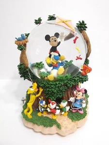 Disney Mickey Goofy Donald Minnie Friends Let's Go Fly A Drachen Schneekugel mit Musik - Bild 1 von 9