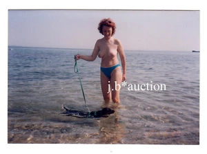 ROTHAARIGES "FRAUCHEN" BADET OBEN OHNE MIT HUND IM MEER * Vintage von 1979 - Picture 1 of 2