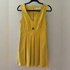 Armario ModCloth Dorado Amarillo Oro Cremallera Cerradura Peekaboo Talla 10 - Imagen 1 de 6