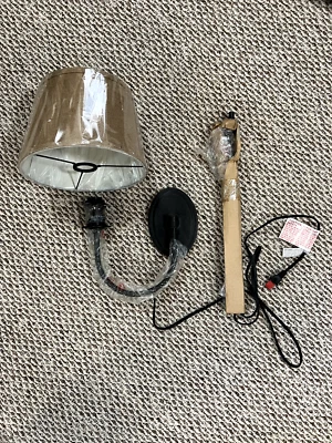 Arandela de parede Pottery Barn Madeline, nova na caixa, acabamento bronze/preto, sombra de estopa - Imagem 1 de 4