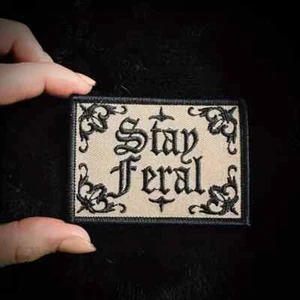 Parche para planchar Stay Feral - Diseño divertido y vanguardista para proyectos hágalo usted mismo Denim, etc. 3X2 pulgadas - Imagen 1 de 4