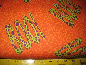 PRIMITIVER MICHAEL MILLER STOFF BAUMWOLLE BOO AUF ORANGEFARBENEM TONALEM HINTERGRUND - Bild 1 von 1