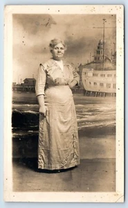 RPPC Retrato de Dama con Fondo Náutico con Mar y Barco c1918 Postal - Imagen 1 de 2