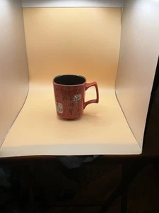 rote chinesische Kaffee- oder Teetasse mit schwarzer Kalligraphie und roten quadratischen Siegelstempeln. - Bild 1 von 6