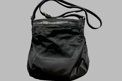 Bolso Bandolera Henri Bendel Nylon Negro Bloqueo Dije Forro a Rayas Correa de Cuero Foto 1 de 4