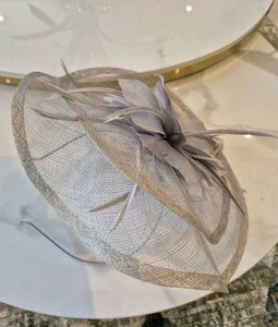 FASCINATOR by J BEES - GREY - IDEAL FOR WEDDINGS ETC - Picture 1 of 4