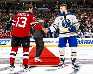 Foto de Nico Hischier & Jiri Kulich 2024 Global Series Devils Sabres 8x10 NHL - Imagen 1 de 1