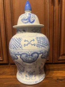 Große chinesische blau-weiße figürlich verzierte Porzellanurne mit Deckel Ingwerdose - Bild 1 von 14