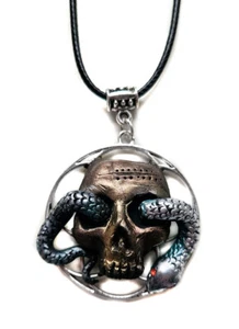 Colgante Calavera con serpiente hecho a mano con arcilla polimerica, pieza unica - Imagen 1 de 5