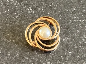 Vintage Gold Tone Metal & Mabe Pearl Brooch Signed MVX - Picture 1 of 4