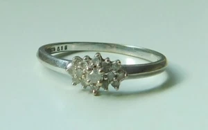A BEAUTIFUL 9ct WHITE GOLD 15 POINT DIAMOND CLUSTER RING - Picture 1 of 2