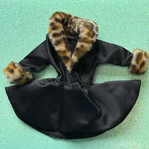 Poupée Barbie Shopping Chic Spiegel 10449 manteau veste satin garnie de fourrure léopard - Photo 1/5