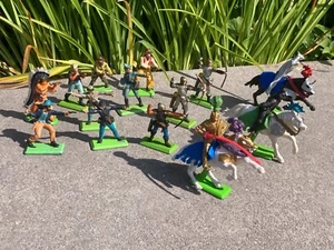 Lot de 14 petits soldats cow boy et cavaliers moyen age Britains - Picture 1 of 12
