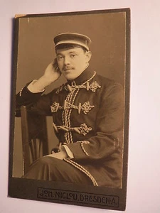 Dresden - sitzender Student in Kneipjacke - Pekesche mit Mütze - Portrait / CDV - Bild 1 von 2