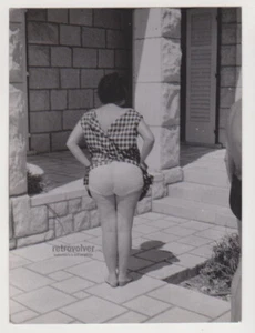 Vestido Bonito Atractivo Mujer Joven Divertido Levantamiento Descarado Mirada Trasera Alegre Curva - Imagen 1 de 7