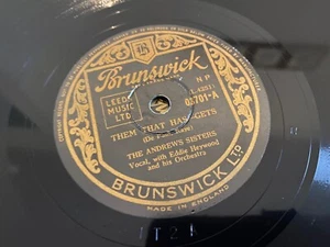 THE ANDREWS SISTERS : THEM THAT HAS GETS / THE HOUSE OF BLUE LIGHTS. UK.78.rpm - Picture 1 of 4