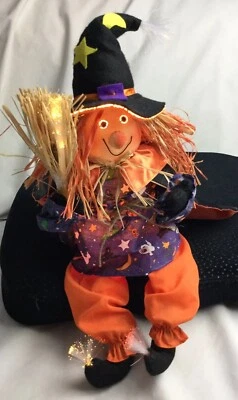 Exibição de bruxa sentada de fibra óptica PAC 16" de altura pernas penduradas fofas - Imagem 1 de 4