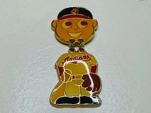 Vecchia spilla da bavero vintage Cleveland Indians uomo dei cartoni animati testa di bobble pendente - Foto 1 di 2