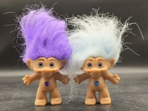 2 Bambole Vintage 3" Ace Troll Azzurro, Capelli Viola Blu e Viola Cuore Pancia Gioiello - Foto 1 di 4