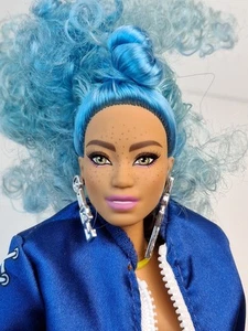 Barbie Extra #4 Blue Hair Freckles African American Articulated Curvy Kim Doll - Picture 1 of 4