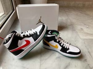 Acquista jordan retro 4 nere e gialle | fino a OFF 52% sconti