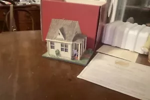Edificio in miniatura. Bungalo Con Atto Di Autenticità Realizzato da Hallmark. MIMB - Foto 1 di 5