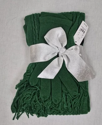 NEW YORK & CO.  Kelly Green 2 Piece Set Knit scarf & gloves    Retail $24.95 - Image 1 of 3