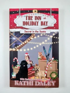 Secret in the Santa by Kathi Daley (2022, TPB) Inn at Holiday Bay 21 of 37 - Bild 1 von 3