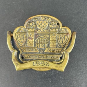 Vintage Brass REI Never Shall Wonne Ne Never 1863 Door Knocker or Drawer Pull - Picture 1 of 12
