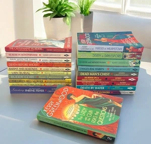 Kerry Greenwood Lot of 20 Phryne Fisher Books Vol 1-5 and 7-22 & Questions Book - Foto 1 di 15