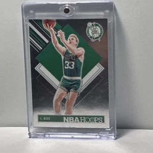 Larry Bird 2024-25 Panini NBA Hoops #299 Tribute Holo Silver Parallel Celtics - Foto 1 di 2
