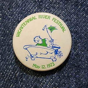 Wichita River Festival 1973 botón segundo botón nuevo stock antiguo - Imagen 1 de 2