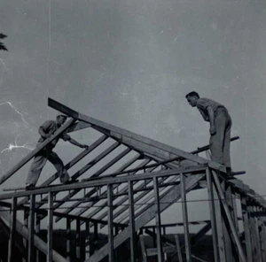 Zwei Männer auf Dachrahmen Sparren s/w Foto 3,5 x 3,5 - Bild 1 von 3