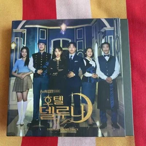 Hotel Deluna IU Lee Ji Eun Yeo JinGoo OST CD + libro fotografico autografato firmato RARO - Foto 1 di 3