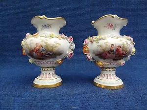 Pequeño par de jarrones con incrustaciones de flores Meissen con Watteau y paneles de flores 19 - Imagen 1 de 12