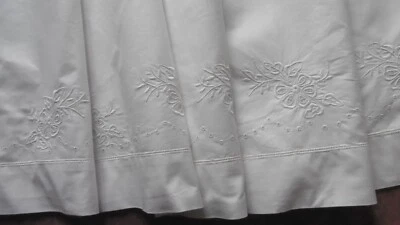 Beau drap avec BRODERIES florales et petit JOUR largeur et retours - Photo 1/4